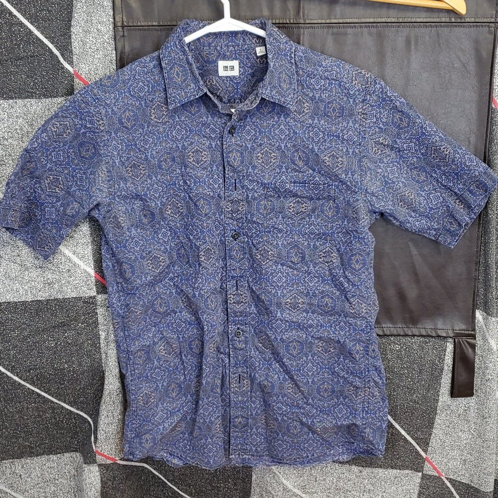 Uniqlo kids button down shirt Youth size S (guess around 6 - 10)